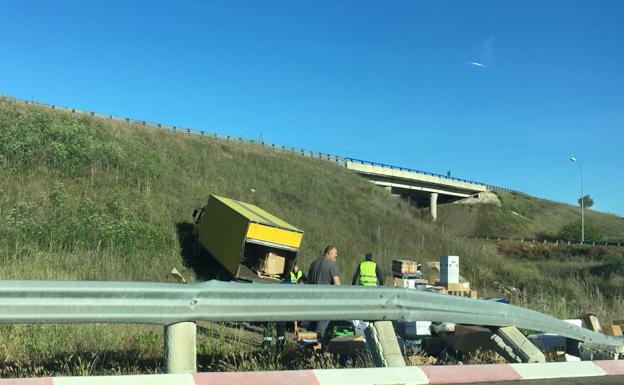 Un camión de reparto se sale de la vía y acaba en la rotonda de acceso a Aldeatejada