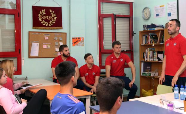 Jugadores del Balonmano Nava trasladan sus valores a los alumnos del instituto Marqués de Lozoya