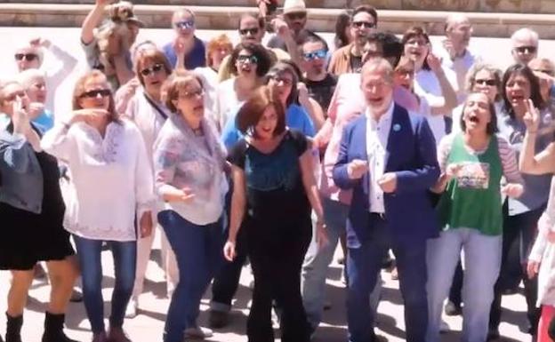 Toma la Palabra canta en las calles de Valladolid para convencer a los votantes