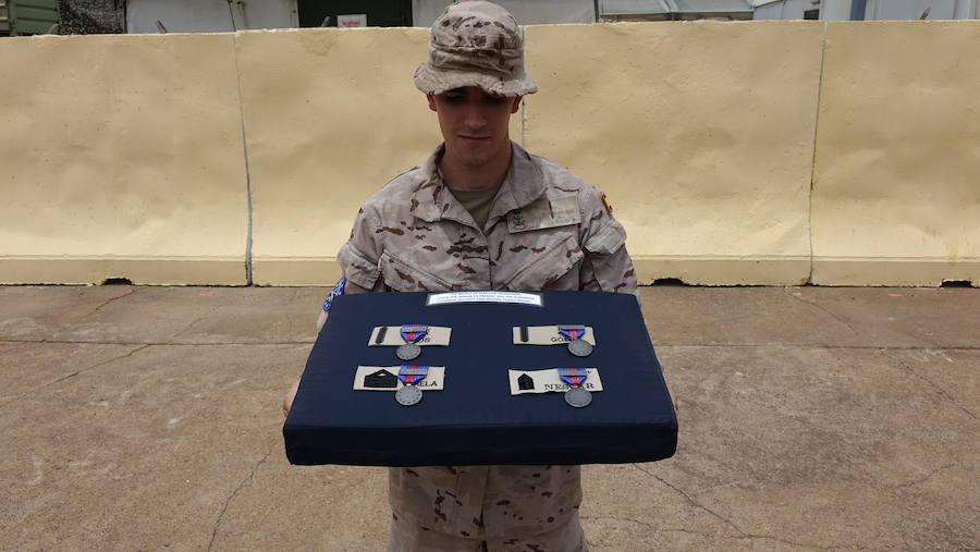 Entrega de medallas a los dos soldados españoles que repelieron el ataque yihadista a la base de Koulikoro, en Malí