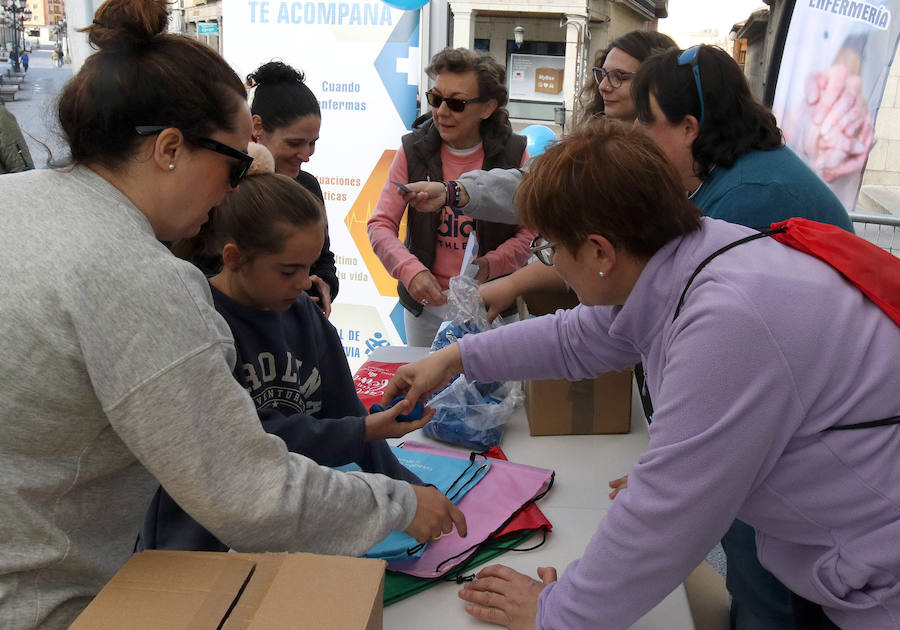 La enfermería de Segovia se reivindica en una caminata solidaria