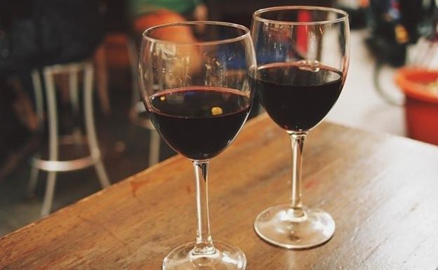 Desarticulan una organización dedicada a la venta fraudulenta de vino con etiquetas falsas de la DO Bierzo