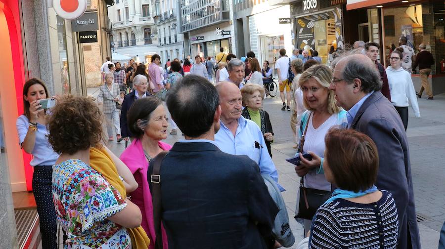 Pilar del Olmo y Juan Vicente Herrera hacen campaña por el centro de Valladolid