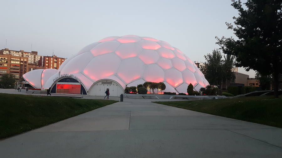 Valladolid se tiñe de rojo para visibilizar el síndrome de deleción 22q11