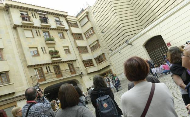 Las saetas del TAC frente al Museo Nacional de Escultura emocionan a los transeúntes