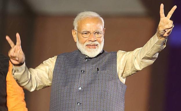 La revolución azafrán de India extiende el poder de Narendra Modi