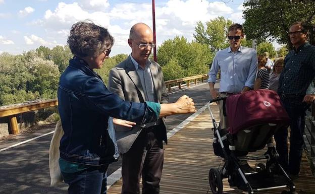 Ciudadanos coge el bus a La Overuela para reclamar más atención y mejor transporte en Valladolid