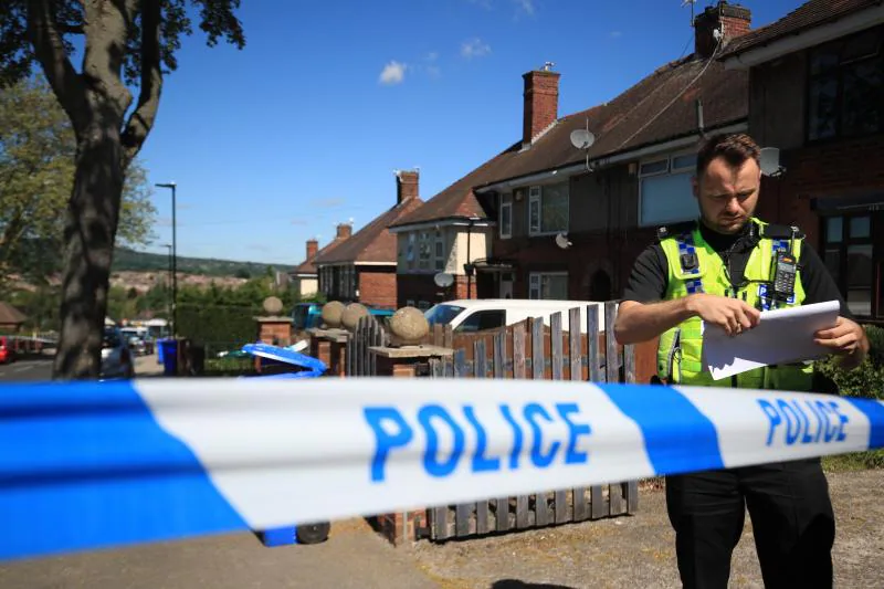 Dos detenidos en Inglaterra tras la muerte de dos niños y la hospitalización de otros cuatro
