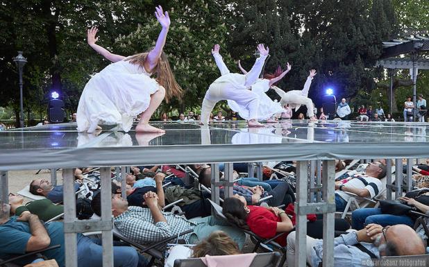 Espectadores del TAC contemplan una danza tumbados en hamacas bajo el escenario