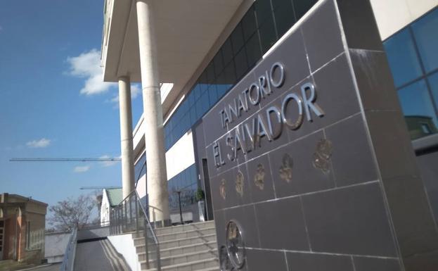 Una empleada de la funeraria El Salvador apunta a denuncias falsas de afectados «para conseguir dinero»