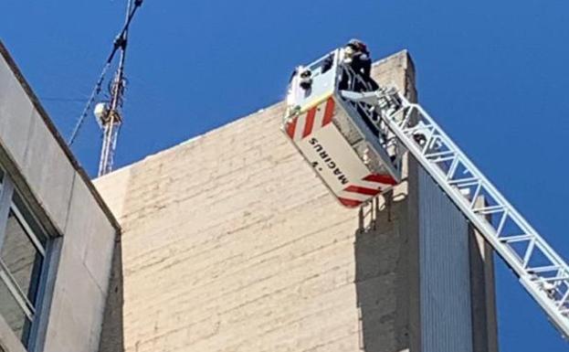 Los bomberos retiran parte del hormigón del edificio de Usos Múltiples para evitar daños por desprendimientos