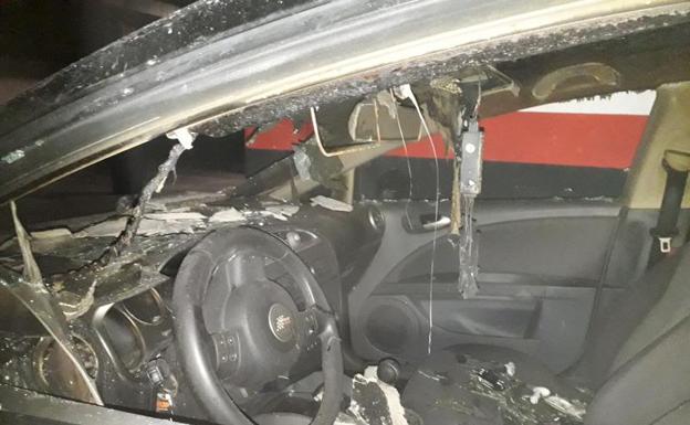 Un fuego causa daños a dos vehículos en el interior de un garaje de Viva