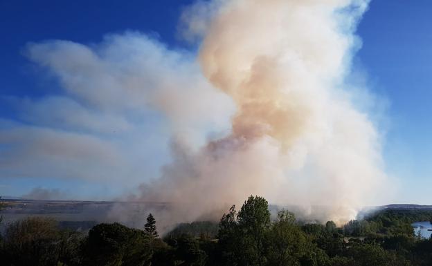 Un importante incendio entre Aldealengua y Cabrerizos moviliza a los bomberos
