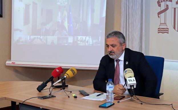 La falta de miembros y un problema con una cerradura retrasan la apertura de algunas mesas en Burgos