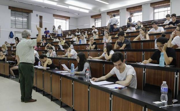 Los alumnos que no apaguen el móvil durante la Selectividad serán expulsados de inmediato