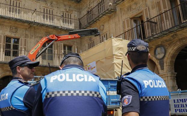 La justicia rechaza la demanda de la Fundación Francisco Franco contra la retirada del medallón de la Plaza Mayor