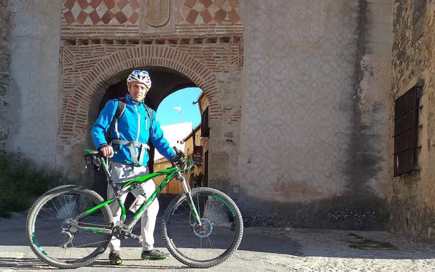 Un profesor recorre a diario 26 kilómetros en bici para protestar por el impago de la itinerancia