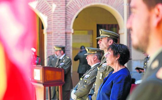 La delegada del Gobierno destaca que los estudiantes «valoren y respeten» la función del Ejército