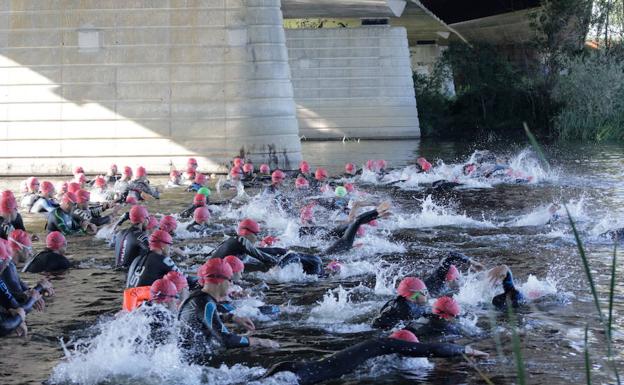 Casi un millar de triatletas en el Campeonato de España de Triatlón Larga Distancia en Salamanca