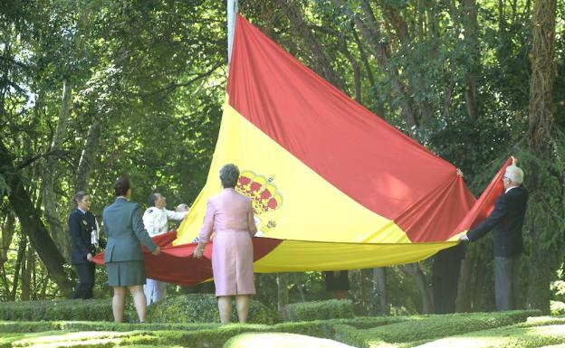 El izado de la bandera recuerda a los «héroes» de la guerra de Filipinas