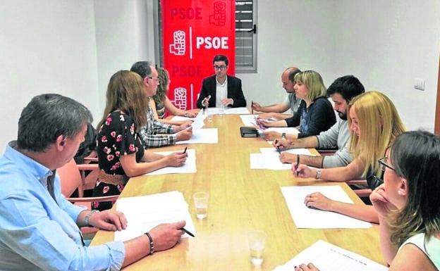 Mateos reúne a sus concejales para sopesar pactos con los que intentar llegar a la Alcaldía