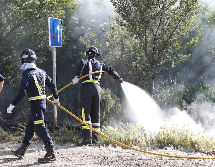 Los bomberos sofocan dos incendios en el Camino Viejo de Husillos y Grijota