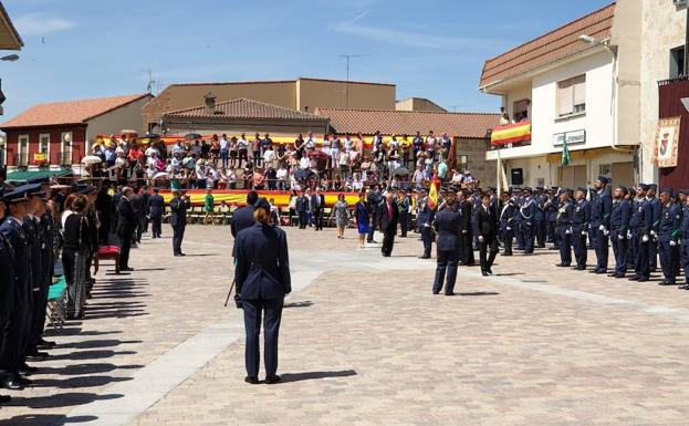 Más de 150 personas se comprometen de forma pública con la bandera en La Fuente de San Esteban