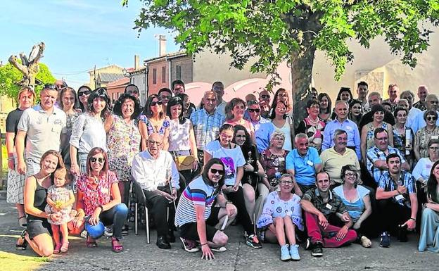 La gran familia que viaja a sus raíces