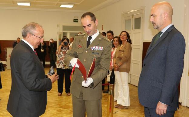 El exsenador Álvarez Villazán recibe el premio 'Conde Ansúrez Caballero leal' por «su compromiso con las Fuerzas Armadas»