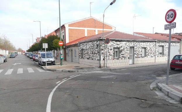 Buscan a un conductor que huyó de un control, embistió a dos patrullas y quemó luego el turismo en Valladolid