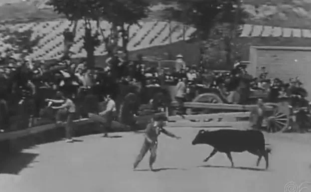 Valladolid en el No-Do: concurso de arada entre agricultores de la provincia y capea en San Isidro 1943