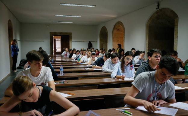 Casi 2.600 estudiantes inician las pruebas de la EBAU en el distrito de la Universidad de Salamanca