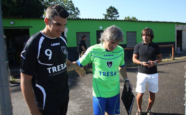 Así ve Aguirre a David Grande, su nuevo delantero en Unionistas CF al que exprimió en el Lealtad