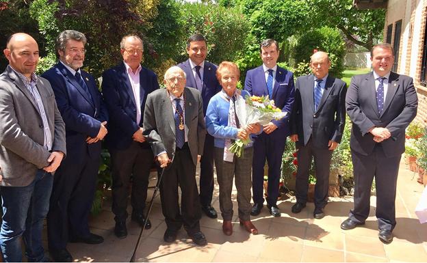 José Jiménez Lozano recibe en su domicilio de Alcazarén la Medalla de Oro de la Provincia de Ávila de manos del presidente de la Diputación Carlos García