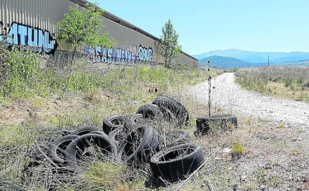 El Ayuntamiento de Segovia ordena retirar los neumáticos abandonados en Hontoria