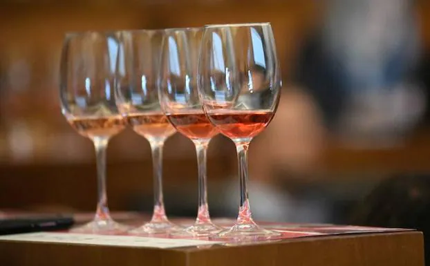 Desmontando 10 falsos mitos sobre el vino rosado que más confunden a los consumidores