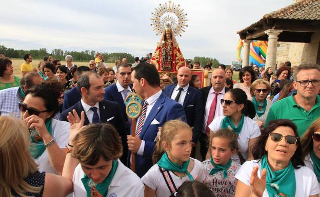 Los carbonerenses honran a la Virgen del Bustar en su romería