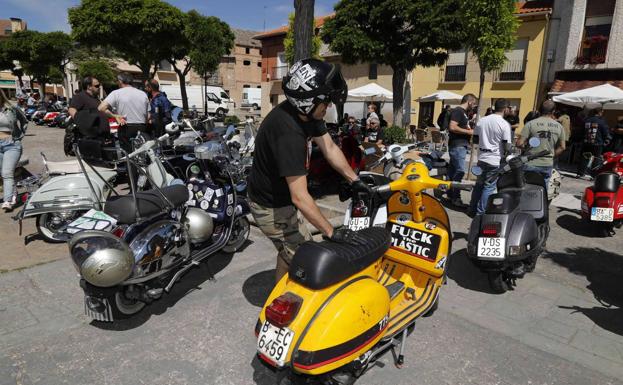 El rugido de las vespas, protagonista de la Scooter Run Ribera de Duero de Peñafiel