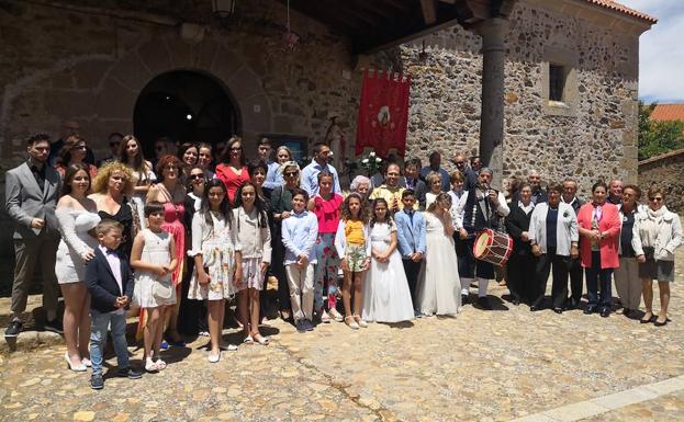 Tres niños de Primera Comunión son protagonistas en la fiesta de La Emperrá de El Cabaco