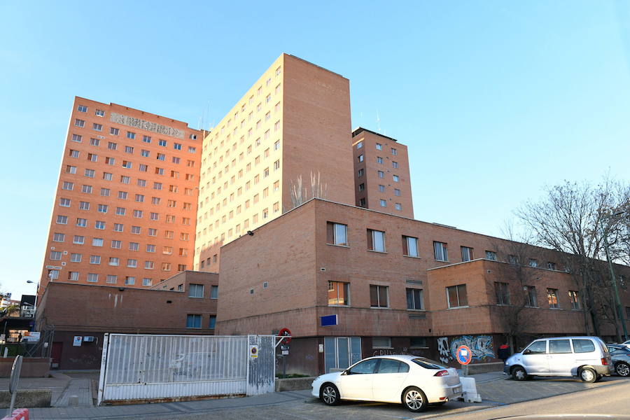 Detenido por romper cuatro dientes al técnico de la ambulancia cuando le trasladaban al Clínico