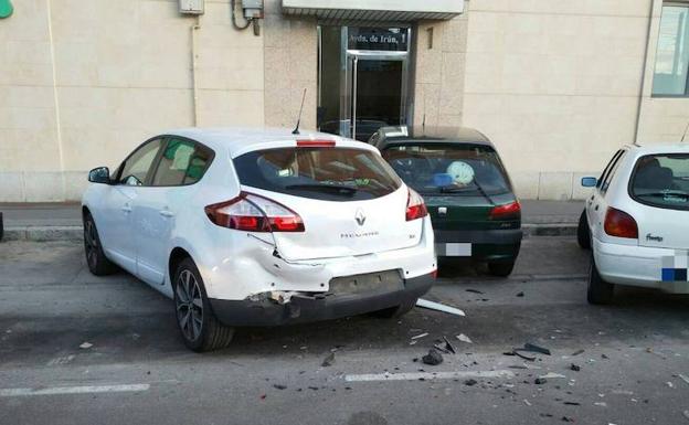 Así han aparecido dos vehículos bien aparcados en la avenida de Irún de Valladolid