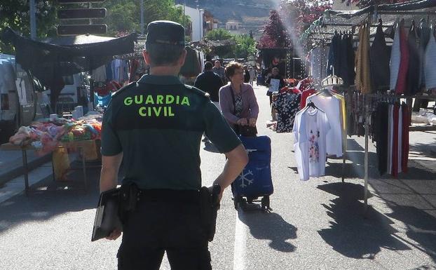 Desmantelan en Peñafiel un grupo que vendía en mercadillos la ropa robada de dos camiones en Madrid