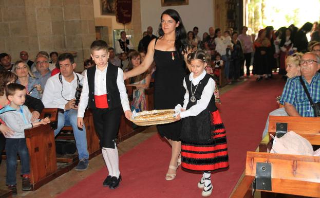 Los sexmos entregan su ofrenda a la patrona de la Tierra de Segovia