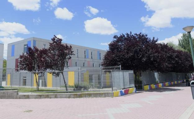 Cien niños del colegio Parque Alameda de Valladolid comen cada día en el gimnasio del centro