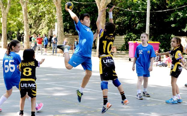 90 partidos para poner punto final al balonmano escolar