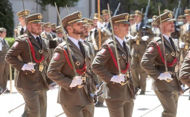 Cordón rojo, cordón blanco para los cadetes de Valladolid