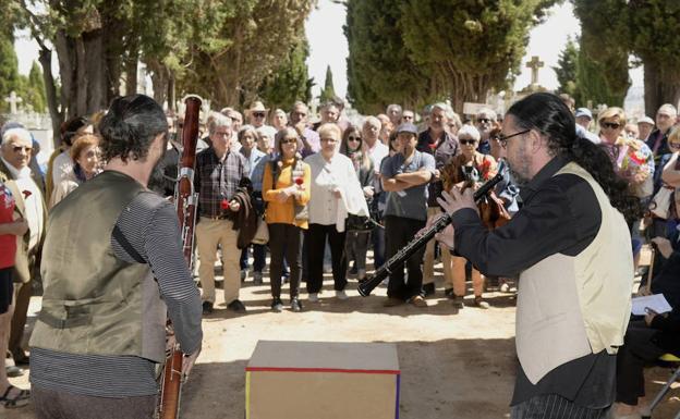 Homenaje a los represaliados de la Guerra Civil ante un memorial sin inaugurar