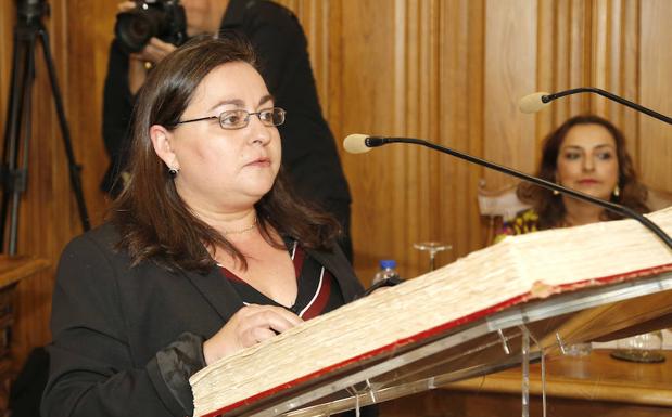 La concejala de Ganemos Palencia renuncia a la medalla y otros distintivos