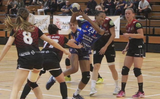 La veterana pivote Yunis Camejo completa la plantilla del Aula