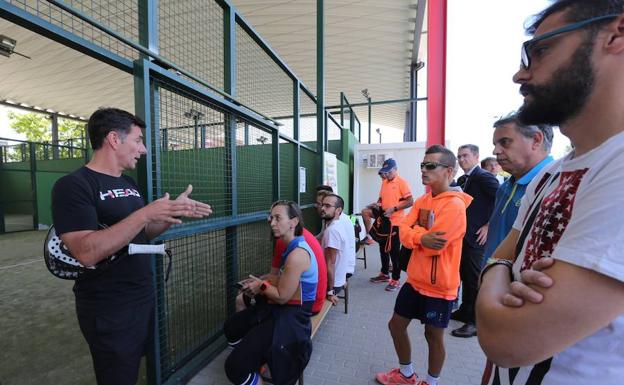 Gustavo Pratto y Sanyo Gutiérrez muestran su modelo de entrenamiento